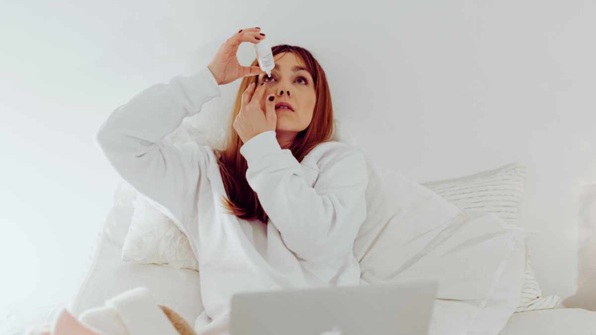 ragazza che mette il collirio nell'occhio