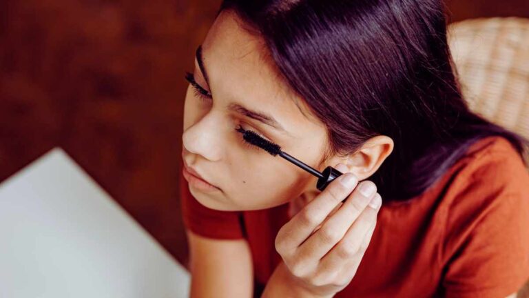 Mascara killer: l'ingrediente "insospettabile" che ti sta gonfiando le palpebre