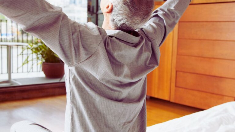 Basta dolori mattutini: la dieta anti-infiammatoria che ti fa scendere dal letto senza fatica