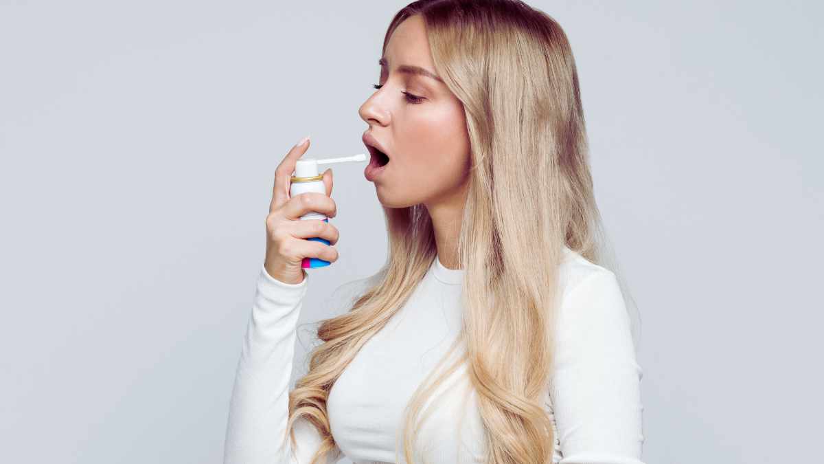 ragazza che si spruzza in gola lo spray