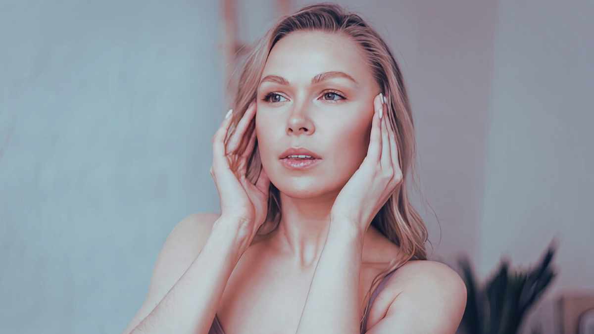 donna che si tocca la faccia